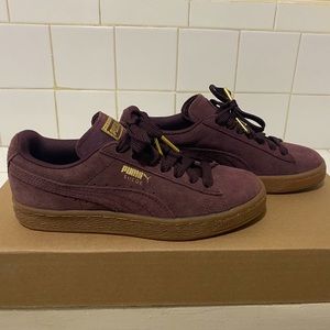 NWT Suede Pumas, size 6 womens